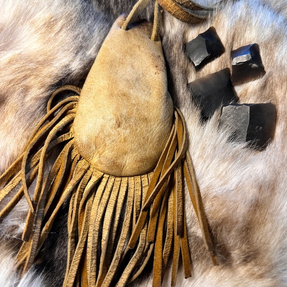 18th Century Native American Leather Medicine Bag & Brown Bess Flints - Picture 7 of 10